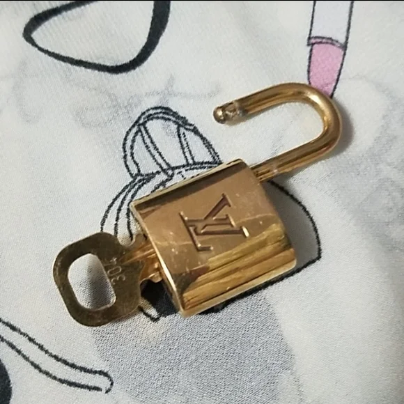 AUTHENTIC LOUIS VUITTON PADLOCK & KEY - Picture 4 of 6